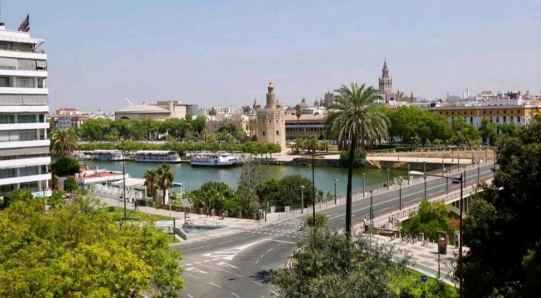 Luminoso Y Acoger Loft, Excelente Ubicacion Apartment Seville Luaran gambar